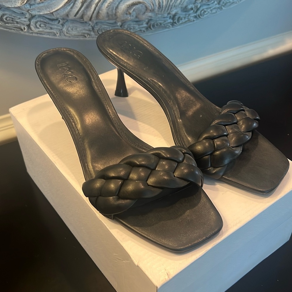 Like New 🖤 Black 2” Heel Sandals